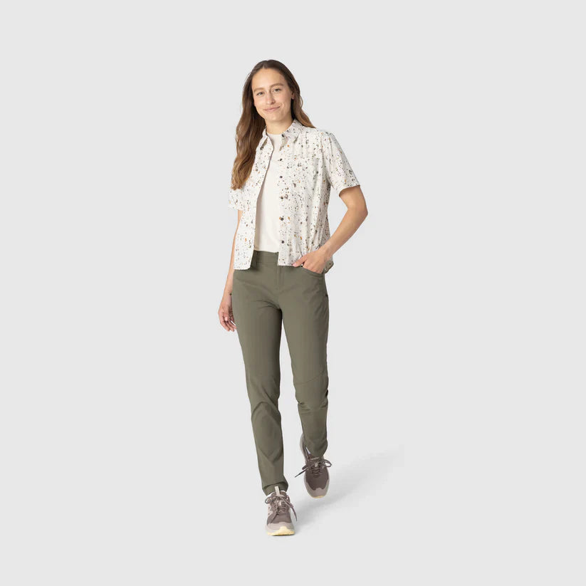 Woman wearing short sleeve button-up shirt with speckled print pattern, front view