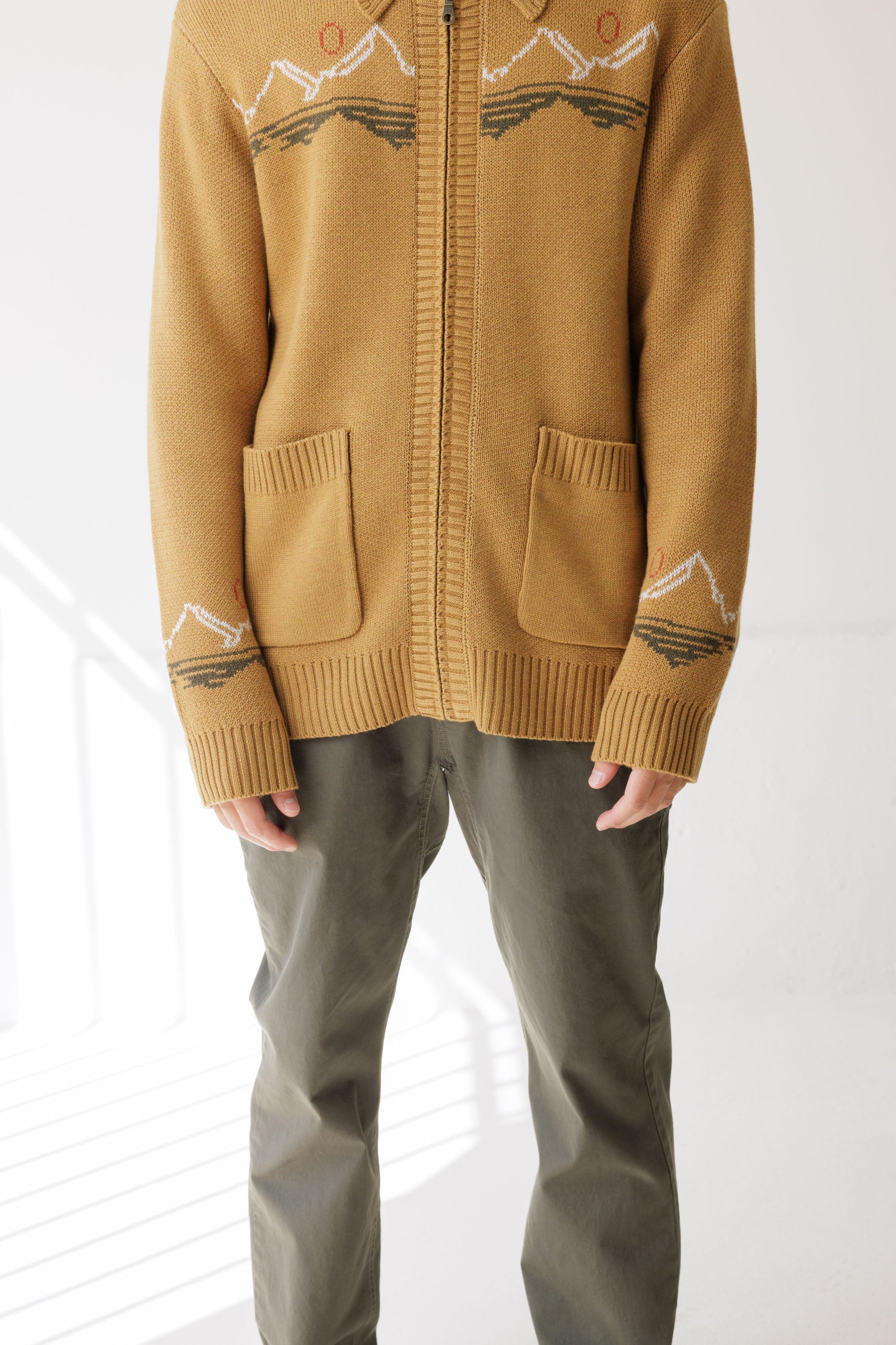 Men's full-zip knit cardigan sweater with mountain intarsia pattern and front patch pockets