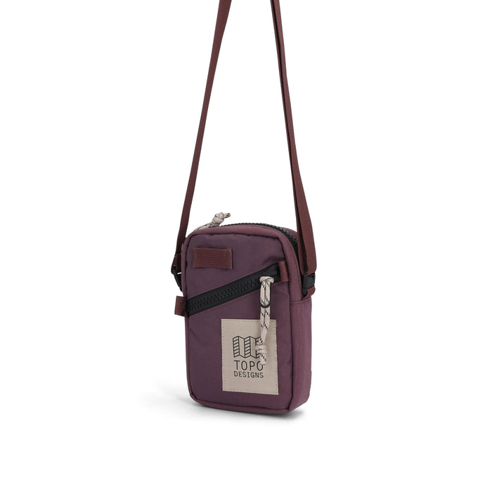Small crossbody bag in burgundy with adjustable strap and front zip pocket