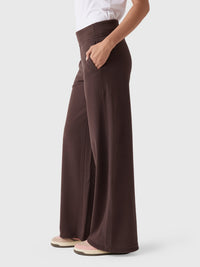 Wide-leg high-waist dark brown sweatpants with side pocket, side view on model
