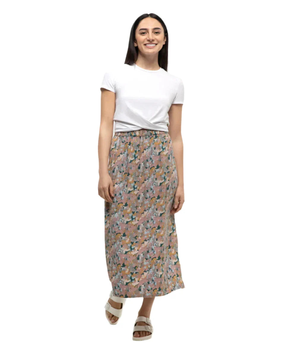 White short-sleeve t-shirt with twisted front hem detail, worn by smiling woman